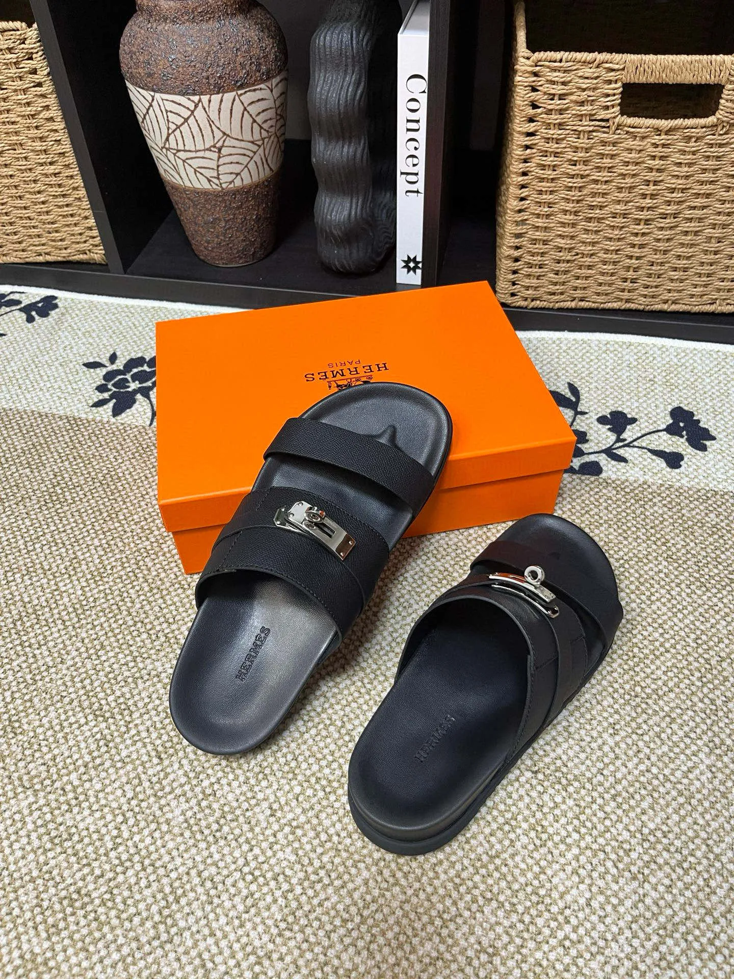 P300 Long-term stock Hermes men’s Kazimir slippers for couples - top quality woven calfskin functional sandals with intertwined uppers inspired by the “H” iconic pattern to create a casual look, perfect for summer. Imported cowhide + cowhide lining + TUP outsole Size: 35-46